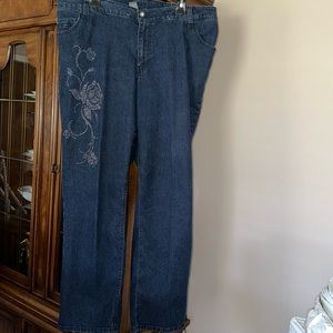 🌹🥀NWOT WOMEN’S JEANS WITH BEAUTIFUL SEQUINS FLORAL DESIGN ON FRONT🌹🥀